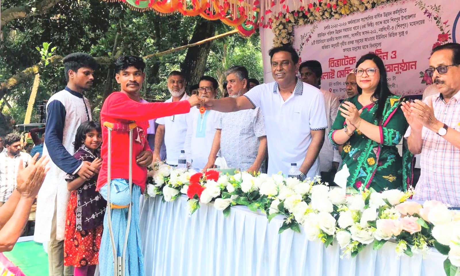 প্রাকৃতিক দুর্যোগে ক্ষতিগ্রস্তদের পাশে এসে দাঁড়ালেন এমপি মনজুর এলাহী
