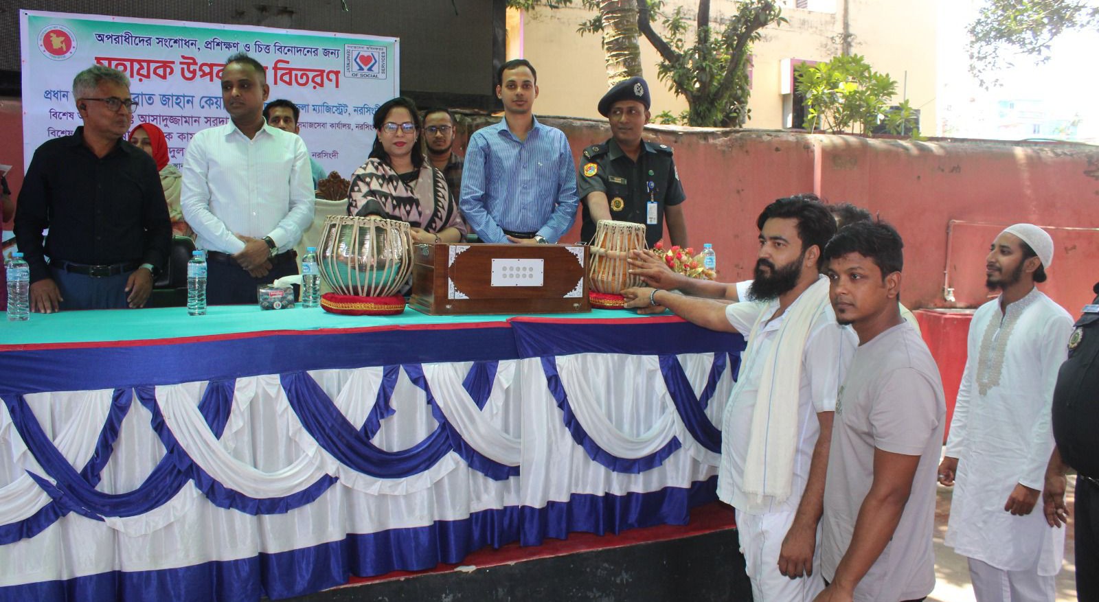 বন্দিদের সংশোধন, দক্ষতা উন্নয়ন ও পুনর্বাসনে নরসিংদী কারাগারে উপকরণ বিতরণ