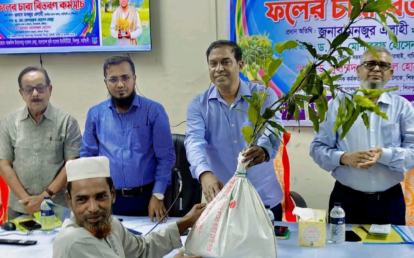 পরিবেশ সুরক্ষা ও পুষ্টি নিরাপত্তায় শিবপুরে ফলদ বৃক্ষের চারা বিতরণ